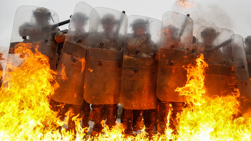 Illustration for article titled These Photos Of Soldiers Executing Fire Phobia Training Will Terrify You